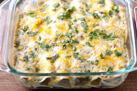 Salsa Verde Chicken Enchiladas --  Been loving Salsa Verde and Cilantro lately so this looks like a winner. Verde Chicken Enchiladas, Salsa Verde Chicken Enchiladas, Green Chicken Enchiladas, Verde Chicken, Authentic Mexican Recipes, Salsa Verde Chicken, Easy Salsa, Enchiladas Recipe, Chicken Enchilada Recipe