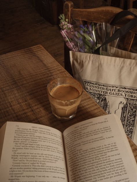 Coffee And Reading Aesthetic, Reading Coffee Aesthetic, Cozy Book Reading Aesthetic, Cosy Academia, Reading Autumn, Reading Coffee Shop, Cosy Coffee Aesthetic, Cosy Coffee Shop Aesthetic, Coffee In The Morning