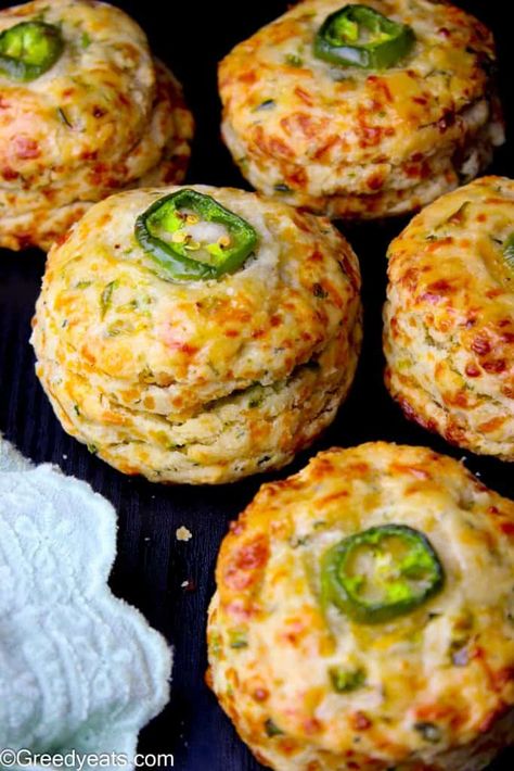 Cheddar Jalepeno Bread Dutch Oven, Baking Recipes Few Ingredients, Jalapeno Cheese Muffins, Vegetarian Jalapeno Recipes, Jalapeno Cheese Biscuits, Jalapeño Cheese Biscuits, Flavored Biscuits Homemade, Dinner Recipes With Jalapenos, Jalapeno Dinner Recipes