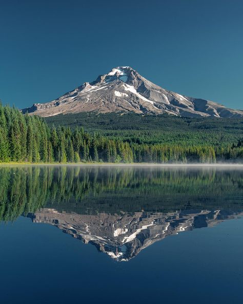 Trillium Lake Oregon [OC][1080x1350] IG: @holysh0t  Click the link for this photo in Original Resolution.  If you have Twitter follow twitter.com/lifeporn5 for more cool photos.  Thank you author: http://bit.ly/2vOv1QV  Broadcasted to you on Pinterest by pinterest.com/sasha_limm  Have The Nice Life! Water Reflection Photography, Willy Ronis, Trillium Lake, Mount Hood, Reflection Photography, Water Reflections, Oregon Travel, Landscape Pictures, Beautiful Places To Visit