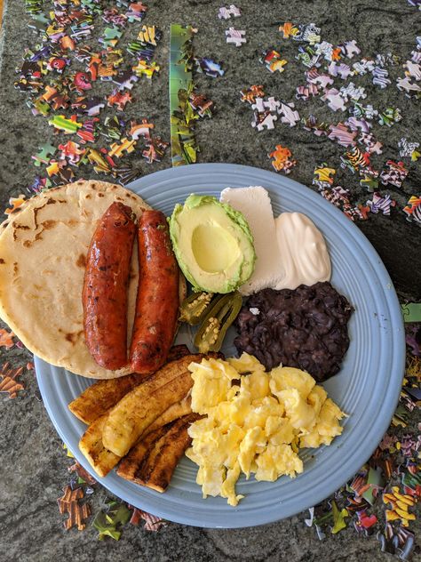 Honduran Food Traditional, Honduras Breakfast, Honduran Food Recipes, Honduran Aesthetic, Honduran Breakfast, Honduran Enchiladas, Salvadorian Breakfast, Cultural Breakfast, Hispanic Breakfast Ideas