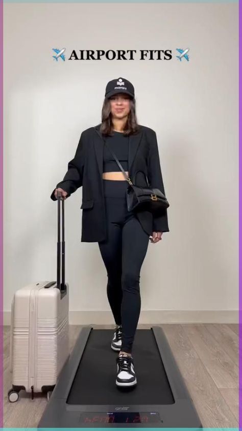 Yoga Pants Airport Look, Chic Airport Outfit Classy, Airplane Outfit Long Flights, Aeroport Outfit, Airport Outfit Leggings, Airplane Clothes, Trendy Airport Outfits, Aero Look, Airport Outfit Long Flight