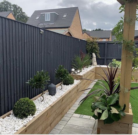 Garden Fence Paint, Black Fence, Back Garden Design, Patio Garden Design, Fence Landscaping, Garden Inspo, Garden Area, Modern Backyard, Gardens Design