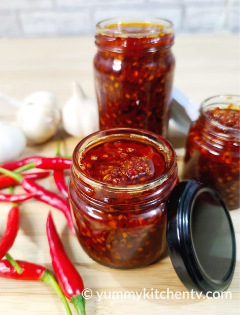 Homemade Chili Garlic Sauce - Yummy Kitchen Super Chili Peppers, How To Preserve Chillies, Recipes With Chili Peppers, Chilli Paste Recipe, Chillies Recipes, Recipes With Chili Garlic Sauce, Homemade Chili Sauce, Hot Pepper Recipes, Chili Oil Recipe