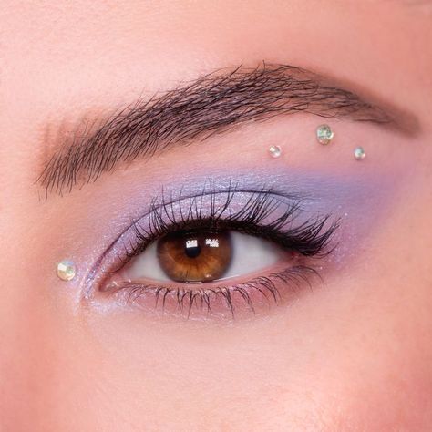 Purple Pastel Makeup, Purple Eye Makeup With Gems, Make Up With Crystals, Crystal Makeup Look, Makeup With Crystals, Pastel Eyeshadow Looks, Crystal Eyeshadow, Crystal Eye Makeup, Purple Makeup Looks