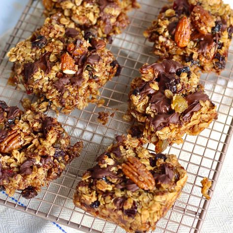 fruit and nut flapjacks Apple Flapjack, Banana Flapjack, Flapjacks Recipe, Healthy Flapjack, Chocolate Flapjacks, Flapjack Recipe, Protein Fruit, Healthy Sweet Treats, Golden Syrup