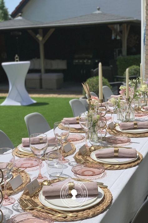 21 diner party in de tuin 21 Birthday Dinner, 21 Diner Ideas, 21 Diner Menu, Diner Table Decoration, Pink Wedding Table Settings, Dinner Party Set Up, Birthday Dinner Party Table Settings, Pink And Gold Table Setting, Sweet 16 Dinner