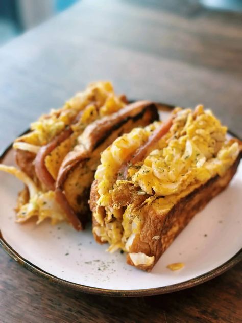 The sandwich has cabbage, spam, cheese, and eggs, inspired by the famous Korean Street Toast. Egg And Ham Breakfast, Ham Breakfast Sandwich, Spam Sandwich, Mac Salad Recipe, Creamy Macaroni Salad, Tiffy Cooks, Ham Breakfast, Asian Noodle Recipes, Authentic Chinese Recipes