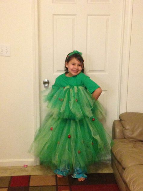 Christmas tree dress made out of tulle elastic bands and ornaments Christmas Tree Halloween Costume, Ugly Christmas Sweater Diy Funny, Diy Christmas Outfit, Christmas Tree Outfit, Christmas Costumes Women, Tacky Christmas Party, Christmas Tree Costume, Funny Christmas Outfits, Christmas Sweater Outfits