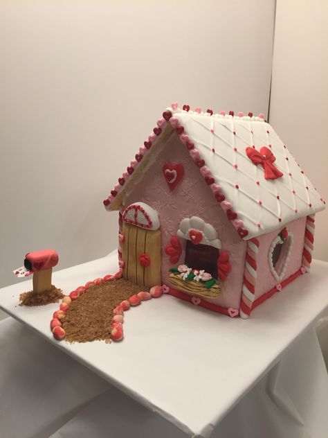 3D Valentine House Gingerbread Houses Ideas Easy, Gingerbread House Design Ideas, Pink Christmas Kitchen, Easy Gingerbread House Ideas, Unique Gingerbread House Ideas, Gingerbread House Inspo, Santa Drawings, Valentine House, Homemade Gingerbread House