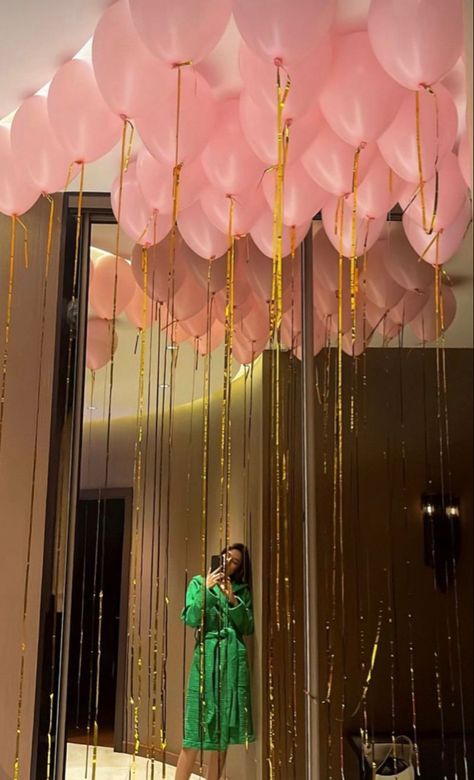 Hotel Birthday Aesthetic, 18th Bday Party Themes, Bday Party Aesthetic, Aesthetic Bday Party, Props For Birthday Party, Bday Party Decorations, Cumpleaños Aesthetic, 18th Birthday Party Decorations, Birthday Decoration Ideas