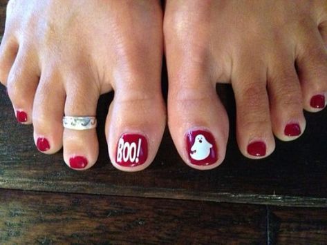 red nails with a white ghost and BOO accent nails Orange Toe Nails, Beautiful Fingers, Green Toe Nails, Halloween Toe Nails, Halloween Toes, Nail Designs Halloween, Pedi Designs, Pedicure Art, Silhouette Nails