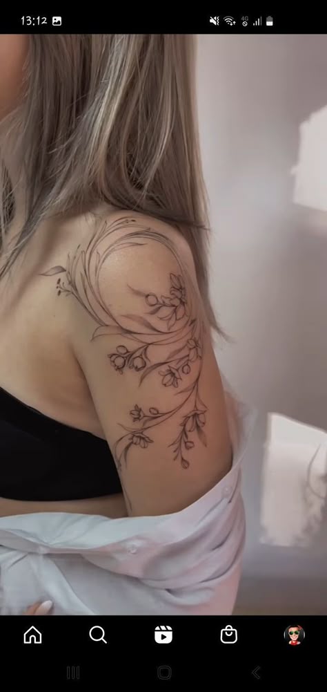 Fine Line Vine Shoulder Tattoo, Different Tattoo Flowers, Feminine Back Shoulder Tattoos, Elegant Shoulder Tattoo, Womens Shoulder Cap Tattoo, Vine Shoulder Tattoos For Women, Whimsical Shoulder Tattoo, Vine Tattoos For Women Shoulder, Tattoo Collar Bone Women