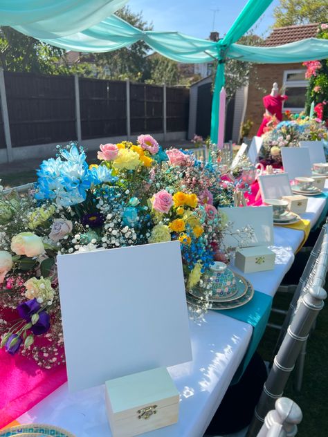 Sip And Paint Theme Party, Sip And Paint Table Decor, Paint Bridal Shower Theme, Sip And Paint Brunch Ideas, Paint And Sip Theme Ideas, Paint Night Bridal Shower Ideas, Paint And Sip Decor, Paint And Sip Bachelorette Party, Outdoor Paint Party