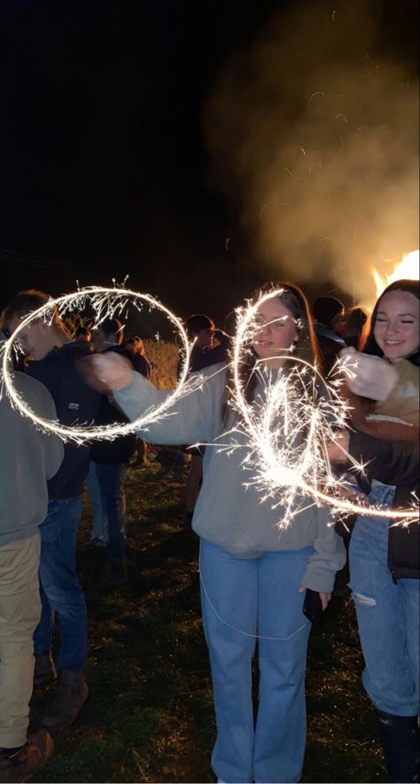 Fall Sweet 16 Birthday Party Ideas, Homecoming Bonfire Ideas, Bonfire Night Decorations, Firework Party Ideas, Sweet 16 Party Ideas Themes Fall, Bonfire Bday Party Ideas, Beach Bonfire Birthday Party Ideas, December Sweet 16 Party Ideas, Bombfire Party