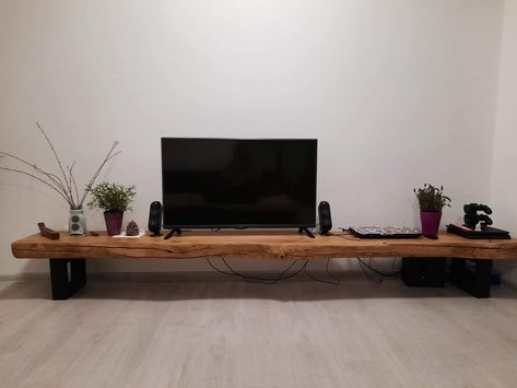 Live Edge Tv Console, Wooden Tv Table Ideas, Tv Shelf Design, Old Wood Table, Walnut Tv Stand, Floating Shelves Living Room, Tv Stand Decor, Suport Tv, Tv Bench