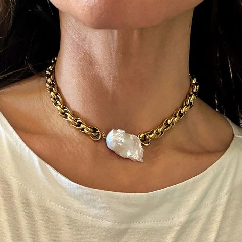 Baroque Pearl Pendant Necklace Baroque Pearl Choker Chunky - Etsy UK Chunky Gold Chain Necklace, Large Pearl Necklace, Baroque Pearl Pendant, Chunky Gold Chain, Diy Jewelry Display, Necklace Big, Big Jewelry, Pearl Collection, Jewelry Photography