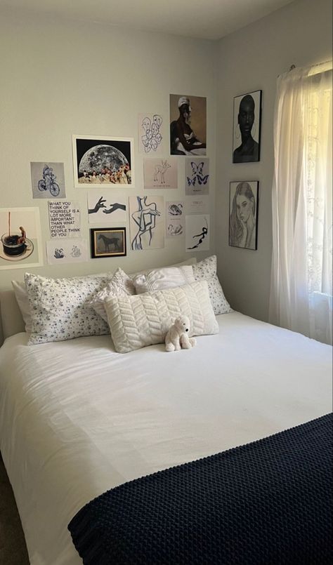 Room Inspo Bed In Corner, Kenna Marie Room, Small Bedroom Wall Decor, Rooms With White Walls, Bed Against Wall Ideas, Room Inspo Aesthetic Minimalist, No Headboard Bed Ideas, Empty Wall Ideas Bedroom, No Headboard Ideas