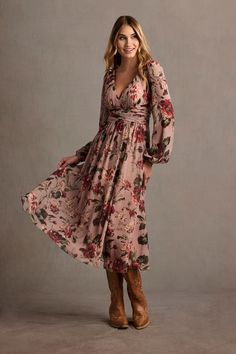 Bella Hadid Best Dresses 2024 - Fashion Tips Tricks Dress To Wear To Fall Wedding, Fall Wedding Guest Dress Boho, Floral Dress Outfits Casual, Bohemian Wedding Guest Dress Boho Chic, Wedding Guest Dress Flowy, Fall 2024 Dress Trends, Fall Dresses 2024, Mountain Chic Wedding Guest Attire, Fall Outdoor Wedding Guest Dress