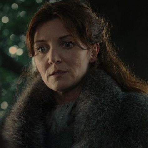 catelyn tully stark screencap & pfp ; game of thrones - season 1, episode 1 'winter is coming' Game Of Thrones, Winter Is Coming, Catelyn Stark, Face Claims, Season 1, Gif