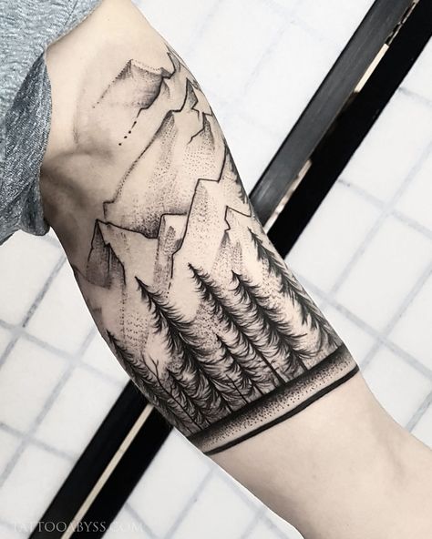 Misty Mountain Tattoo, Forest Tattoos For Men, Upper Bicep Tattoos For Men, Tattoos With Mountains, Mens Bicep Tattoo Ideas, Tattoo Berge, Mountain Sleeve Tattoo, Outer Bicep Tattoos, Snowboard Tattoo