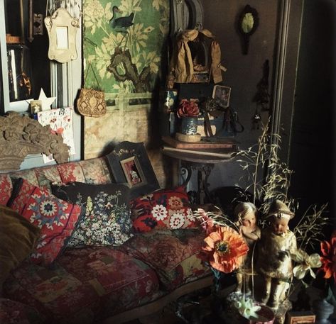 Eccentric Home, Sitting Nook, Vintage Decor Ideas, Maximalist Interior, Otaku Room, Timeless Home, Bohemian House, Bordeaux France, Grunge Room