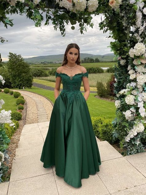 Elegant Green Prom Dresses, Green Hoco Dress Flowy, Green Prom Dress Petite, Emerald Green Dress For Prom, Green Dress Emerald, Green Junior Prom Dress, Green Fairytale Prom Dress, Leaf Prom Dress, Prom Dresses 2023 Long Flowy