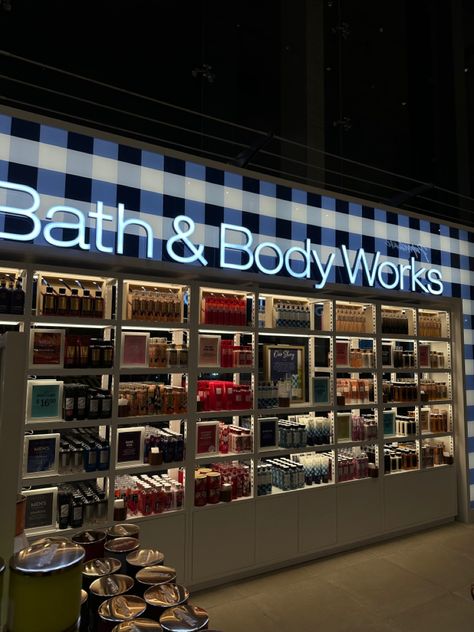 Bath And Body Works Aesthetic, Bath And Body Works Store, Lily Aldrin, Bath N Body Works, Life Dreams, Corner Bath, Products Photography, Hygiene Care, Dream List