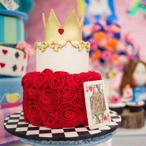 Queen Of Hearts Birthday Party Ideas, Red Party Ideas, Alice Cake, Descendants Cake, Heart Birthday Cake, Red Birthday Cakes, Red Birthday Party, Wonderland Party Decorations, Descendants Party