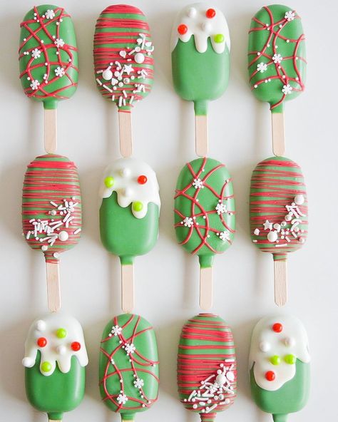 mia stav cakes. on Instagram: “5 days til Christmas!! Comment your favorite holiday treat! (besides cakesicles obvi🤪)” Christmas Cakesicles Design, Holiday Themed Treats, Christmas Dessert Boxes Ideas, Christmas Cakecicles Ideas, Cakesicle Christmas, Fall Cake Popsicles, Grinch Cakesicles, Christmas Treat Boxes Ideas Sweets, Fall Cakesicles Ideas