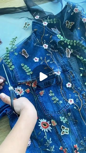 Upcycled Denim Jacket Diy Ideas, Denim Jacket Diy Upcycling, Diy Jean Jacket Ideas, Arts And Crafts Videos, Diy Jacket Refashion, Denim Jacket Diy, Denim Jacket Embroidery, Jean Jacket Diy, Wedding Jackets