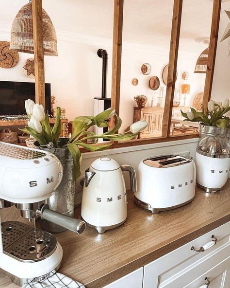 Farmhouse Coffee Station, Boho Modern Kitchen, Smeg Kitchen Appliances, Inspiring Room Decor, French Vintage Kitchen, Smeg Kitchen, Smeg Appliances, Classy Kitchen, Home Coffee Stations