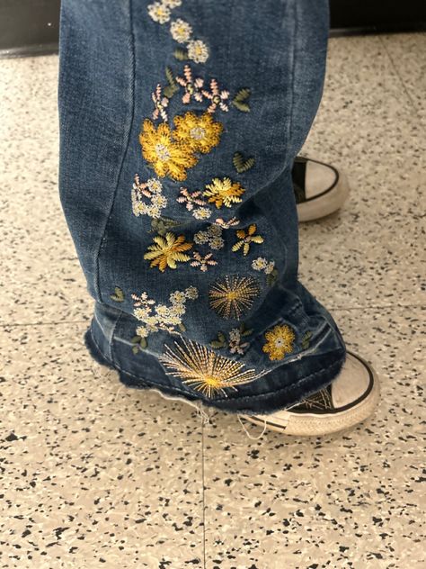 Embroidered Jeans Flowers, Embroider Jeans Ideas, Patches On Jeans, Flower Embroidered Jeans, Pola Sulam, Cute Embroidery, 자수 디자인, Swaggy Outfits, What Type