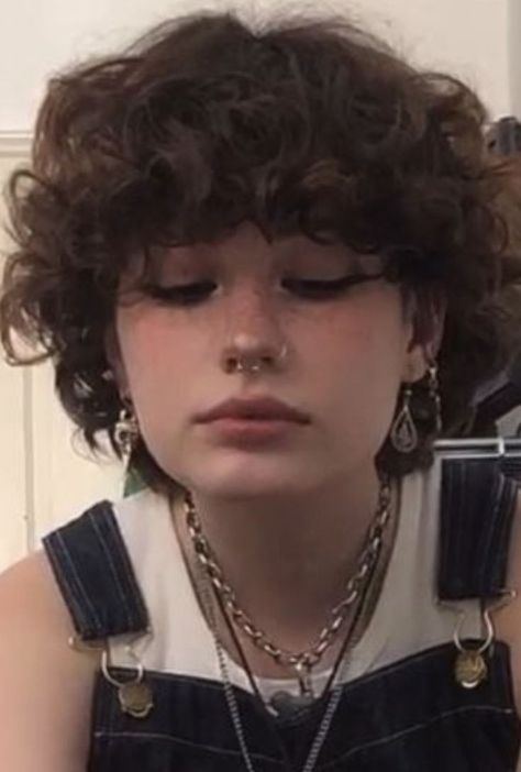 Grunge Girl Haircut, Short Curly Alt Hairstyles, Androgynous Curly Haircut, Tomboy Curly Hair, Short Grunge Hair Curly, Non Binary Haircuts Curly, Curly Haircuts Short, Non Binary Haircuts, Fluffy Curly Hair