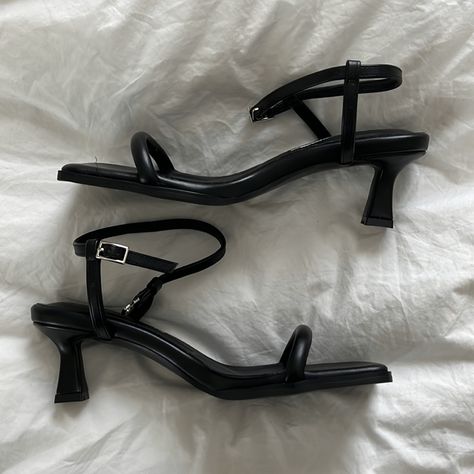 Black Footwear For Women, Black Low Heel Sandals, Pretty Heels Black, Heels For Prom Black, Black Mini Heels, Short Heels Black, Black Small Heels, Black Heels Aesthetic, Low Black Heels