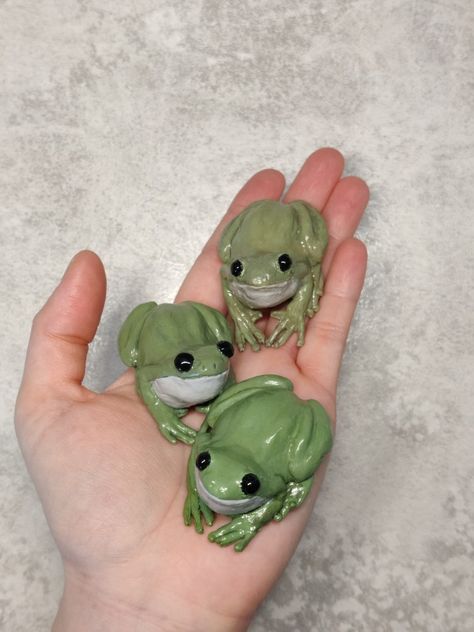 Polymer Clay Tree Frog, Frog Made Out Of Clay, Clay Tree Frog, Realistic Clay Animals, Diy Clay Frog, Frog Clay Art, Air Dry Clay Frog, Ceramics Frog, Frog Clay Sculpture