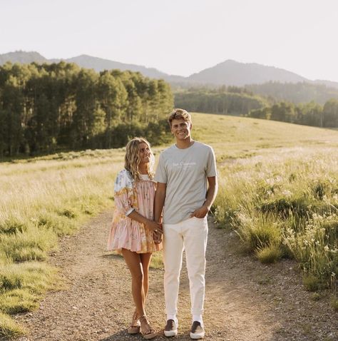 Couple’s Pictures Ideas, Cute Photo Shoot Ideas For Couples, Teenage Couple Picture Poses, Cute Poses For Boyfriend And Girlfriend, Poses For A Couple, Senior Portraits Couples, Cute Poses For Bf And Gf, Cute Outfits For Couple Photoshoot, Easter Pictures With Boyfriend