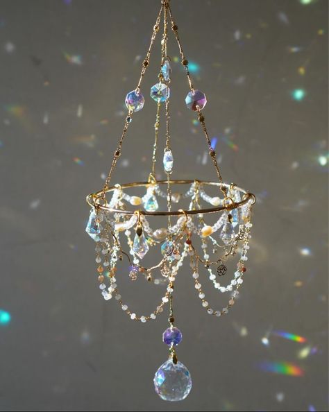 Beads And Wire Sun Catcher Diy, Light Catchers Diy, Wire Suncatcher Diy, Diy Crystal Suncatcher, Beaded Suncatcher Diy, Diy Chandelier Ideas, Suncatcher Chandelier, Mobile Suncatcher, Bead Sun Catcher