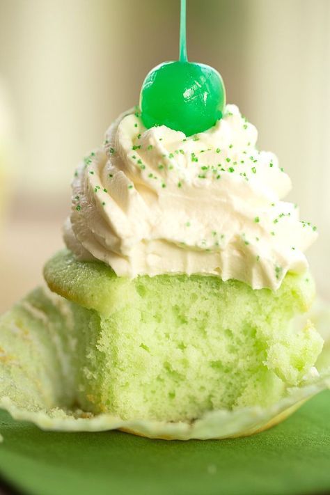 Shamrock Shake Cupcakes, 16 Cupcakes, Whipped Cream Cheese Frosting, St Patties, Green Snacks, Shamrock Shake, St Patricks Day Food, Cupcake Recipe, Saint Patties