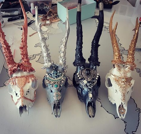 Beaded Cow Skulls, Deer Skull Decor, Animal Skull Decor, Deer Skull Art, Antler Ideas, Cow Skull Art, Oddities Decor, Taxidermy Decor, Skull Crafts