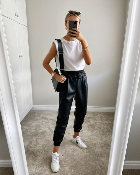 Deirdre Phelan on Instagram: “Love these @zara faux leather joggers!!🤩 code 8372/220/800 🖤” Normcore, Faux Leather Joggers, Leather Jogger Pants, Leather Joggers, Zara Black, Black Faux Leather, Try On, Jogger Pants, Parachute Pants