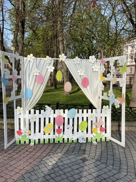 DIY Easter Decorations Which Are So Easy And Super Adorable - RecipeMagik Easter Backdrops Diy, Easter Bunny Backdrop Ideas, Easter Booth Display, Easter Party Backdrop, Easter Backyard Decor Party Ideas, Diy Easter Photo Backdrop, Easter Photo Booth Ideas, Easter Picture Backdrop Ideas, Diy Easter Backdrop Ideas