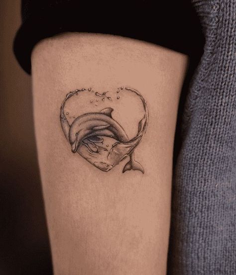 Dolphin Turtle Tattoo, Dolphin Tattoo Sleeve, Tattoo Ideas Dolphin Design, Dolphin Tattoo Mom And Daughter, Dolphin Heart Tattoo, Delfino Tattoo, Tattoo Ideas Dolphin, Dolphin Tattoo For Women, Small Whale Tattoo