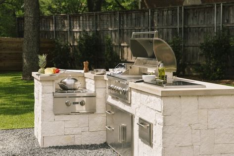 Small Outdoor Kitchens, Outdoor Kitchen Plans, Backyard Kitchen, Outdoor Kitchen Patio, Inspire Me Home Decor, Built In Grill, Bbq Area, Summer Kitchen, Bbq Accessories