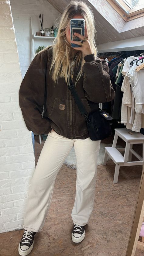 Carhartt Jacket Outfit Girl, Carhartt Jacket Women’s Outfits, Ranch Style Women, Carrhart Jacket Girl Outfit, How To Style Carhartt Jacket, How To Style A Carhartt Jacket, Woman Carhartt Outfits, How To Style Carhartt Pants, Vintage Carhartt Jacket Outfit Woman