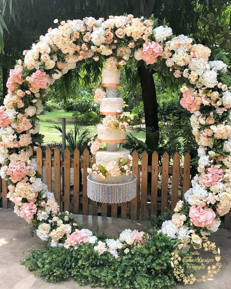 Wedding Round Arch, Flower Arrangement Party, Hanging Cake, Chandelier Cake, Beach Wedding White, Big Wedding Cakes, Round Arch, Backdrop Decor, Wedding Buffet