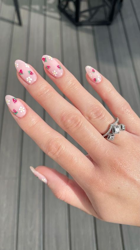 Cute Nail Flower Designs, Short Almond Nails Cherry, Nail Birthday Design, Nail Strawberry Designs, April Almond Nails, Nail Inspo Strawberry, Spring To Summer Nails, Pink Strawberry Nails Acrylic, Strawberry And Daisy Nails