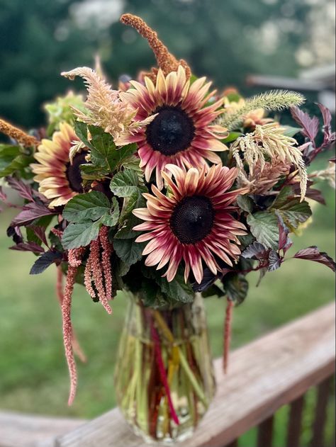 Fall Centerpiece With Sunflowers, Farmers Market Bouquet Cut Flowers, Farmers Market Bouquet, Market Bouquets, Bouquet Recipe, Farmers Market Flowers, Growing Cut Flowers, Cut Flower Farm, Patio Flowers