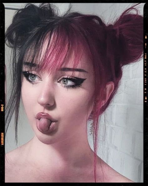 Makeup Ideas Edgy, Softgirl Makeup Aesthetic, Red Egirl Make Up, E Girl Eye Makeup, Eyeliner E Girl, E Girl Makeup Looks, Cute Anime Makeup Looks, E Girl Makeup Aesthetic, E Girl Eyeliner