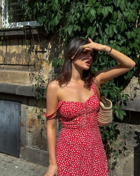 💃🏻 | Instagram Kibbe Romantic, Internet Girl, Summer Day Dresses, Most Beautiful Eyes, Quince Dresses, Work Looks, Spring Looks, Classy Dress, Face Drawing